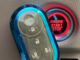 【Hondaスマートキー】カバンやポケットに入れたままでもドアの施錠・解錠が可能なスマートキーを装備。エンジンのオン・オフ時もカギを取り出す必要が無いからとっても便利です♪
