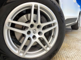 ●純正18インチアルミホイール:輸入車ならではの卓越した走りを支えるホイールと足回りです!日本車の走りに慣れている方にもぜひ体感して頂きたいほど、高いレベルでまとまっています!