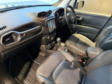 助手席もレザーシートです。大きめのシートでゆったりご乗車頂けます。