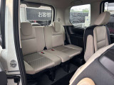 3列目も広々。収納すれば大きなラゲッジスペースができあがります。