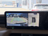 車を空から見たような映像が映る、アラウンドビューモニターで車両周辺の安全確認も一目でできます!小さなお子様や障害物も確認できるので、運転のし易さだけではなく事故防止にも役立ちます♪