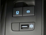 電動パーキングブレーキ搭載で指一本で簡単に操作することができます。さらに停車中に、ブレーキペダルを踏み続けなくても、自動的にブレーキを保持する機能である、ブレーキホールド付きです。