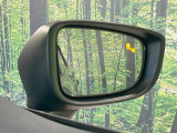 【ブラインドスポットモニタリング】走行中、ドアミラーの死角になりやすい箇所に後続車が接近するとサイドミラー付近に警告を表示、ドライバーに注意喚起をしてくれます。