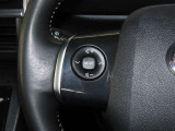 ステアリングスイッチ付きで、運転中に視線を前に向けたまま操作できます。