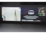 様々な情報を映し出すマルチファンクションディスプレイ。シフトレバーをリバースにすると連動してサイドカメラ映像&バックセンサーに切り替わります。スイッチ一つでフロントカメラへの切り替えも出来ます