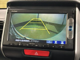 リバースギアに入れるだけで後方の表示へ切り替わります。夜間や雨の日の駐車も楽になりますよ。