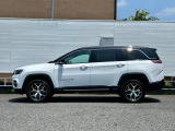 台形のホイールアーチと水平なボディラインが特徴です。