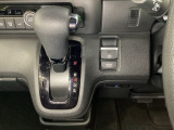 CVT車のセレクトレバーです。低速から高速まで、変速ショックのないスムーズな走りと、エンジン効率のよい領域を維持して燃費にも貢献します。サイドブレーキはスイッチ操作の電子制御パーキングブレーキです。