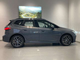 BMWでは重量配分にもこだわりがあり、FRモデルでは50:50とFFモデルでも60:40と前後の重量バランスにこだわり、軽快なハンドリングを実現しております。