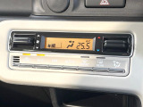 【オートエアコン】一度お好みの温度に設定すれば、車内の温度を検知し風量や温度を自動で調整。暑い&hellip;寒い&hellip;と何度もスイッチ操作をする必要はありません。快適な車内空間には必須の機能ですね♪