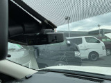 【ドライブレコーダー】走行中や駐車中の映像を高画質で記録し、事故やトラブル発生時の状況確認に役立つ安心装備。あおり運転対策や証拠保全にも有効で、日常のドライブをより安全にサポートします。