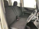 シックな色使いの運転席周りですね。すっきりとしたデザインで上品な色使いです。居心地の良い運転席、長く座ってられるリラックスできるデザインがいいですね。