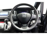 運転中もハンドルでの操作が可能です。特に高速道路等の目が離せない運転時には、便利さだけでなく、安全性も兼ね備えております。