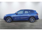 伸びやかなボンネットと、垂直に切り立ったキドニーグリルから続くラインが美しいサイドビュー。