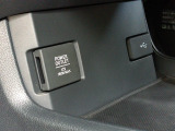 【POWEROUTLET】12V電源ソケットを設置しております。周辺機器の充電にご利用頂けます。便利なUSBジャックも付いています。