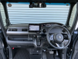 運転席周りです。カップホルダーや小物の収納などは必須ですよね!!使い勝手の良いつくりになっております!!
