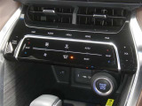 【オートエアコン】車内温度を感知して自動で温度調整をしてくれるのでいつでも快適な車内空間を創り上げます!どの席に座っても快適なドライブが楽しめます♪