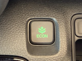 【eコンスイッチ】低燃費運転をサポートするECONモード。スイッチをONすると、エンジンやトランスミッション、A/Cなどを協調制御し、燃費の向上に貢献。エコドライブの効果を高めます。