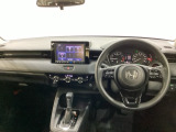 車内は光触媒抗菌消臭施工済です。スタイリッシュなデザインでスポーティなインパネ周りを演出します。グローブボックスやカップホルダーのほかにトレーなどたくさんの収納スペースが付いています。