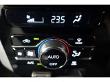 ★エアコンはオートタイプが装着済みです!オートモードにしておけば、車内温度を設定するだけで風の料や吹き出し口の切り替えを機械が行ってくれます!一年中快適な環境を作れますよ♪
