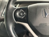 ステアリングにオーディオ操作スイッチが付いています。オーディオ画面に直接タッチしなくても操作が出来ますので、運転に集中できます。