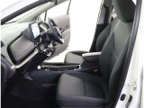 高いホールド性で運転姿勢が安定します。長距離ドライブでも疲れにくいのが魅力です。快適なドライビングライフをお送りください♪