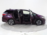 Honda独自のセンタータンクレイアウト、低床設計で床が低くドアも大きく開きますので、とても乗り降りがしやすくなっています。