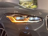 BMWの伝統の丸目4灯ヘッドライトでございます。LEDライトで視認性もよく明るく安全性の向上につながります。