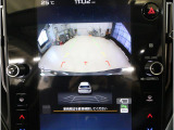 後方映像を11.6インチディスプレイに表示し、ステアリング連動ガイドラインが駐車をサポート。さらに後退時はリヤ4センサーが障害物を検知し、必要に応じてブレーキが作動します。