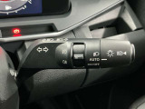 【オートライト】車のセンサーが周囲の明るさを感知し、自動でヘッドライトを点灯・消灯する機能です。この機能は夕暮れ時の交通事故が多い時間帯の安全性を高めてくれます。