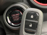 【Hondaスマートキー】カバンやポケットに入れたままでもドアの施錠・解錠が可能なスマートキーを装備。エンジンのオン・オフ時もカギを取り出す必要が無いからとっても便利です♪