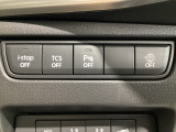 運転席脇のクラスタースイッチ部分にはパーキングセンサー、その他走行系スイッチを集中配置しております。