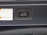 スイッチ操作でトランクリッドの自動開閉が行えます。電子キー本体のワイヤレス機能や運転席のスイッチからでもオープン操作が可能です!高級車ならではの快適装備です!!