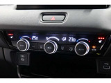 運転席と助手席の温度設定の変更が可能な左右独立タイプのデュアルエアコンです♪♪♪暑がりな人・寒がりな人も誰もが車内を快適にお過ごしいただけます♪♪♪