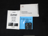 カギをバッグやポケットに入れたままでもドアロックの開閉やエンジン始動ができる『スマートキー』付き!暗くなってもキー穴を捜す必要が無くとっても便利ですから人気の装備です!