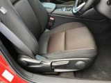 運転席シートリフター!ご自分の好きなシートポジションが取れるので運転が楽しくなりますし疲れにくいです。