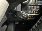 クルーズコントロール機能が付いています。 速度を設定するとアクセルを踏まなくても一定の速度で走ることができます。  高速道路ではとても便利な装置なんです。