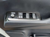 パワーウィンドウのスイッチです。運転席に居ながら窓を開け閉めのコントロールできます!