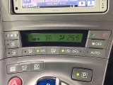 【オートエアコン】一度お好みの温度に設定すれば、車内の温度を検知し風量や温度を自動で調整。暑い&hellip;寒い&hellip;と何度もスイッチ操作をする必要はありません。快適な車内空間には必須の機能ですね♪