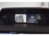 後退時に車内のディスプレイにも表示します。駐車時や後退時に、障害物や歩行者の有無を容易に確認できます。