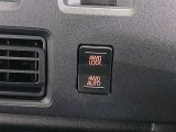 4WD AUTO は路面状況に応じて自動で前後輪を切り替え、4WD LOCK は常時4輪に力を配分して悪路や雪道で最大の踏破性を発揮するモードです