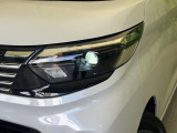 【LEDヘッドライト】悪天候や夜間走行時も良好な視界を確保し安心して運転できる高輝度LEDヘッドライトを装備!点灯速度が早く、消費電力も抑えられています。