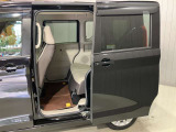 左側電動スライドドアは、子供の送り迎えの際に運転席からドアの開閉ができるので便利です。ルーフが高いので大人のかたの乗り降りもしやすいですよ★