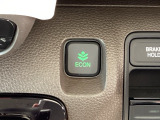 【eコンスイッチ】低燃費運転をサポートするECONモード。スイッチをONすると、エンジンやトランスミッション、A/Cなどを協調制御し、燃費の向上に貢献。エコドライブの効果を高めます。