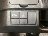 VSA装備車です。VSAはドライバーの操作と車の動きを見守っています。もし車の挙動が乱れたとき、4輪別々にブレーキをかけたり、エンジンパワーをしぼることによって車を安定させます。