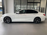 低く構えたフロントデザインと伸びやかなルーフラインが、BMWらしいスポーティなプロポーションを表現しています。