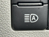 【オートハイビーム(AHB)】フロントウインドウガラス上部に設置された前方カメラにより、前方車両のランプや街路灯などの明るさを判定し、自動的にハイビームとロービームを切り換えてくれます!