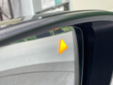 【ブラインドスポットモニタリング】走行中、ドアミラーの死角になりやすい箇所に後続車が接近するとサイドミラー付近に警告を表示、ドライバーに注意喚起をしてくれます。