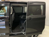 【両側ハンズフリーオートスライドドア】荷物やお子さまの抱っこで両手がふさがっていても、片足を振り入れるだけでスライドドアが開閉できます♪