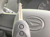 【キーレス】少し離れた場所からでもボタン一つでドアの開錠・施錠ができるのでとっても便利!ドアの鍵穴周りに傷をつけることもありません♪
